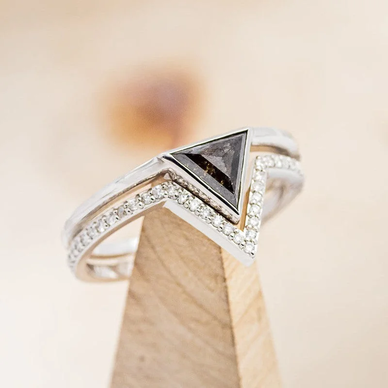 "JENNY FROM THE BLOCK" - TRIANGLE SALT & PEPPER DIAMOND ENGAGEMENT RING WITH V-SHAPED DIAMOND TRACER